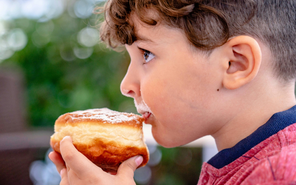 Trẻ ăn nhiều đồ ngọt gây hại cho não bộ
