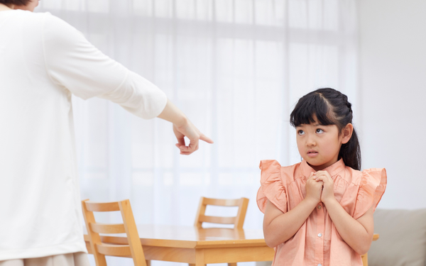 Trẻ thường xuyên bị la mắng gây hại cho não bộ