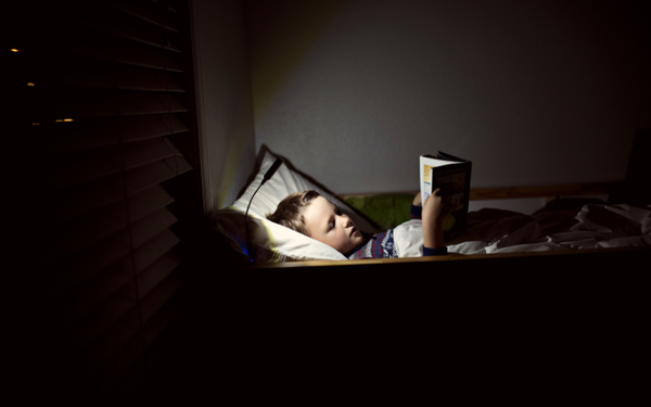 Trẻ ở lâu trong bóng tối gây hại cho não bộ