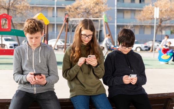 Trẻ nghiện điện thoại gây hại cho não bộ