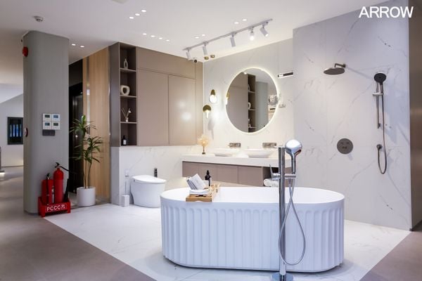 Không gian nhà vệ sinh mẫu bao gồm tủ gương toilet đôi và bồn tắm