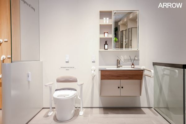 Không gian nhà vệ sinh mẫu hỗ trợ người già tại showroom Arrow