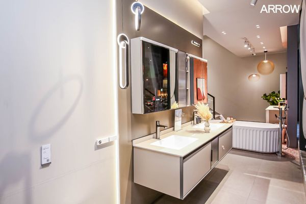 Mẫu tủ gương toilet tại showroom Arrow