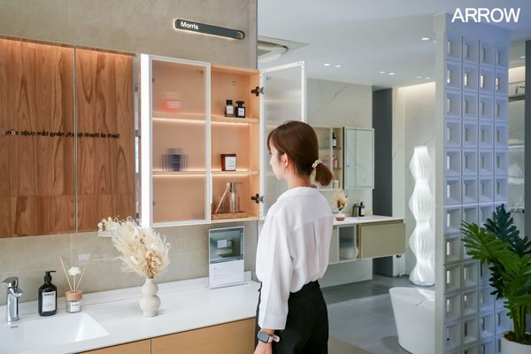 Mẫu tủ gương phòng tắm tại showroom Arrow