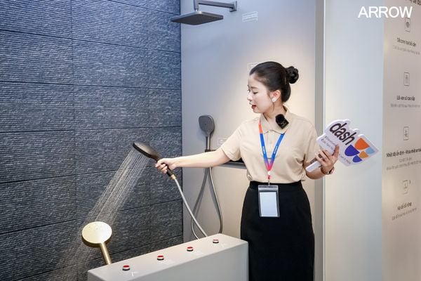 Nhân viên test vòi sen Arrow Vietnam