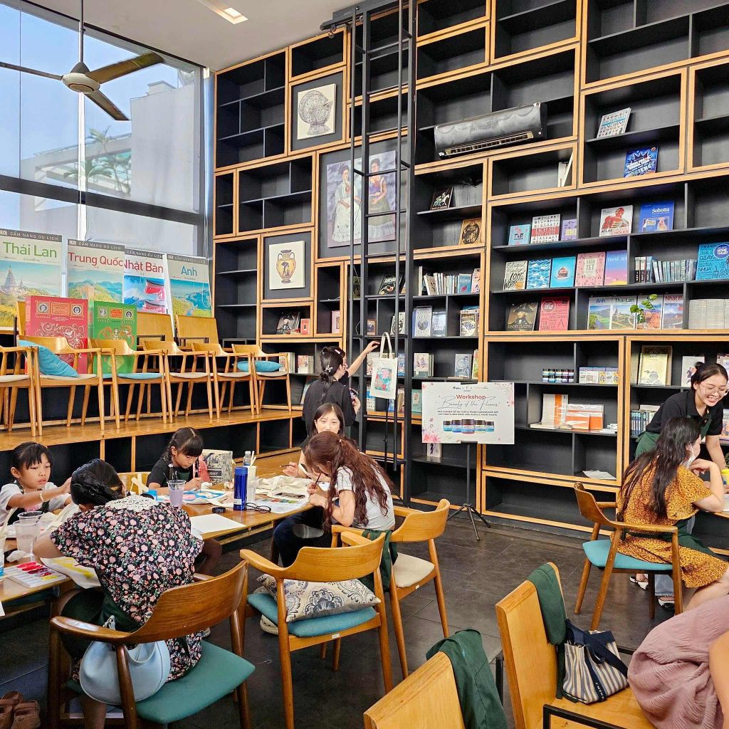 Không gian bên trong Nhà sách Cá Chép Sài Gòn