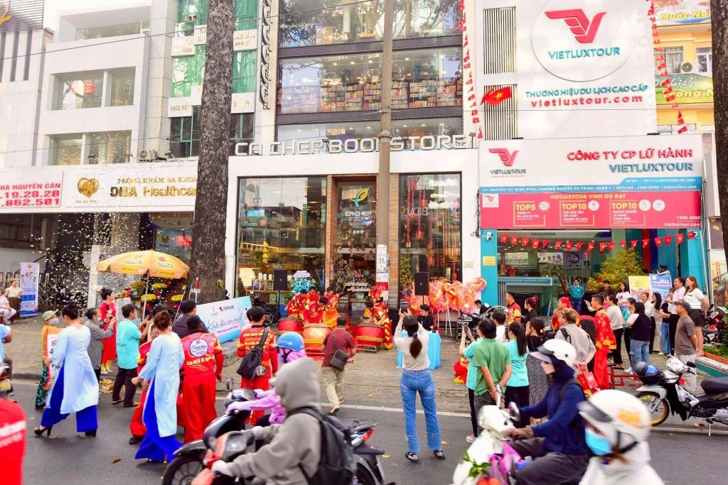 Nhà sách Cá Chép Sài Gòn số 211–213 Võ Văn Tần, phường 5, Quận 3