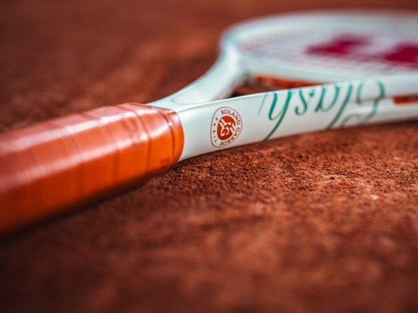 wilson-roland-garros-2026-bieu-tuong-moi-cua-tinh-than-dat-nen