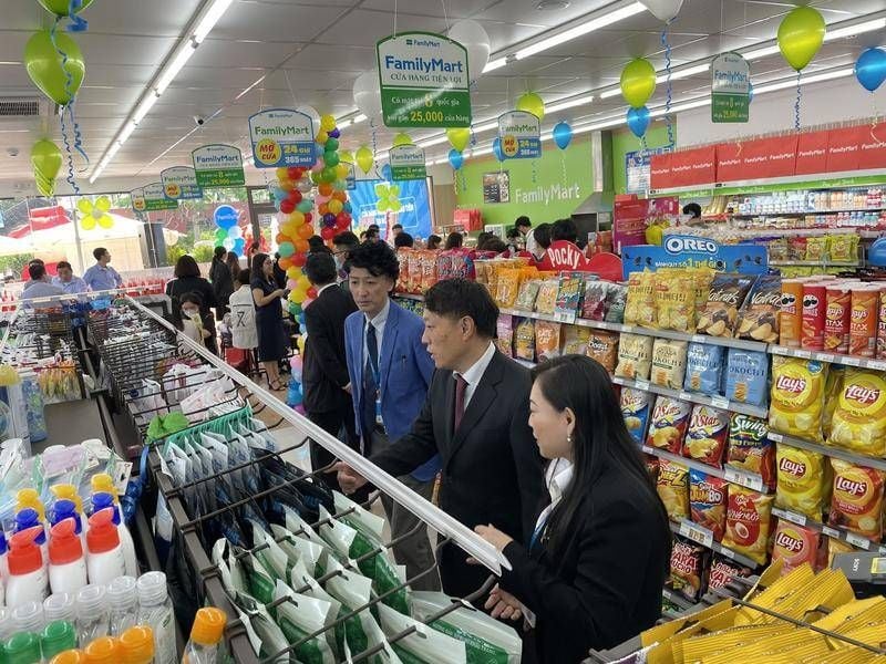 Mở cửa hàng tiện lợi ở vị trí đông đúc, giúp bạn tiếp cận đúng nhóm khách hàng