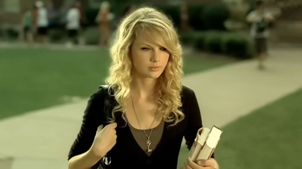 Taylor Swift trong video Love Story phiên bản 2008