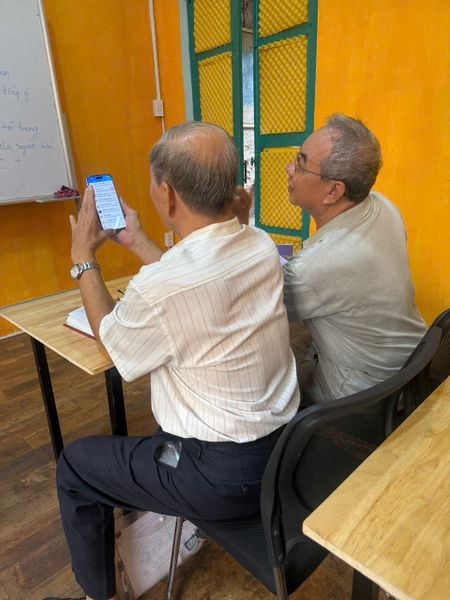 Người già sở hữu smartphone nhiều, nhưng sử dụng thành thạo lại là một câu chuyện khác