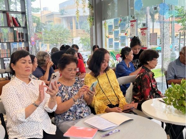 người cao tuổi học kỹ năng số