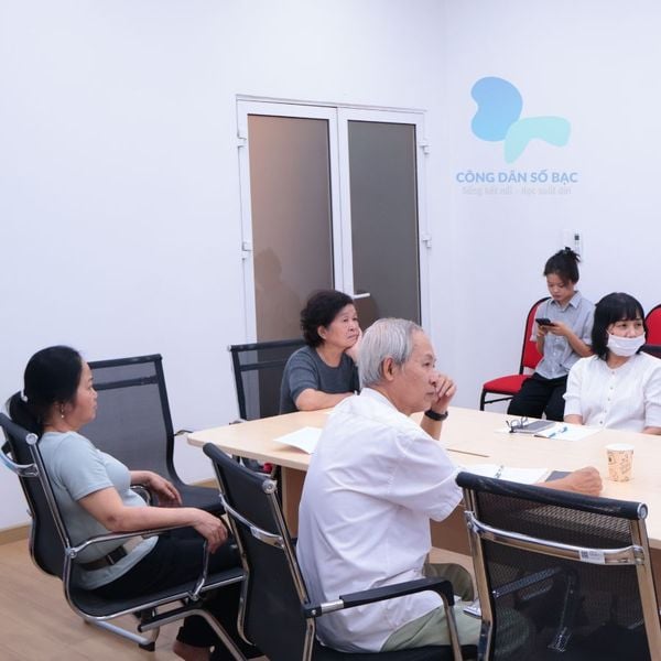 người cao tuổi tham gia lớp kỹ năng số