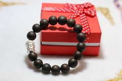 vòng tay gỗ mun, chuỗi 108 hạt gỗ mun, gỗ mun đen, gỗ mun đính đồng xu cổ, chuỗi đeo tay gỗ mun