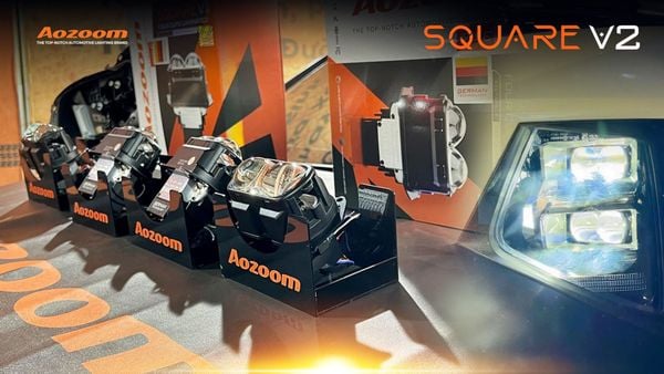 AOZOOM SQUARE V2 projector's square form factor.