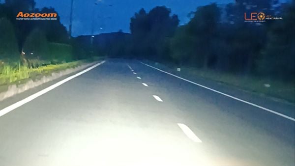 The wide and sharp low beam pattern of the AOZOOM LEO.