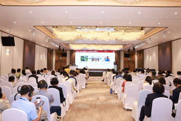 Giáo sư Mingguang He chia sẻ về liệu pháp ánh sáng đỏ trong kiểm soát tiến triển cận thị tại hội nghị VOS 2025