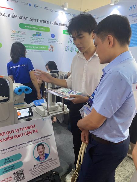 Giáo sư Mingguang He chia sẻ về ánh sáng đỏ Eyerising kiểm soát cận thị tại hội nghị nhãn khoa VOS
