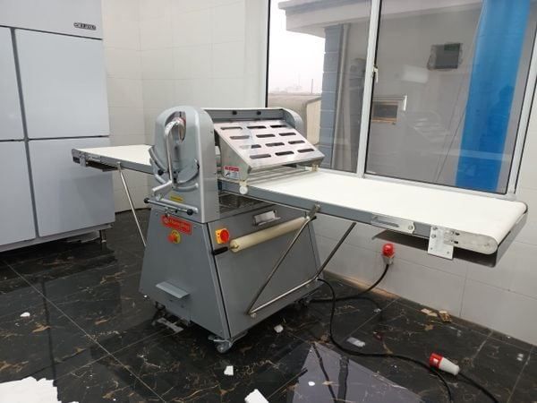 Các yếu tố cần xem xét khi lựa chọn máy cán bột công nghiệp bằng điện