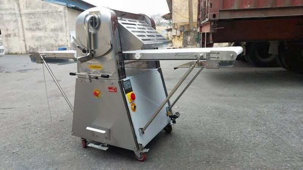 Tại sao máy cán bột công nghiệp là trái tim của mọi xưởng bánh chuyên nghiệp?