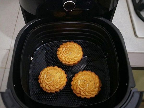 cach-lam-banh-trung-thu-bang-noi-chien-khong-dau