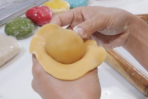 cach-lam-banh-trung-thu-bang-noi-chien-khong-dau