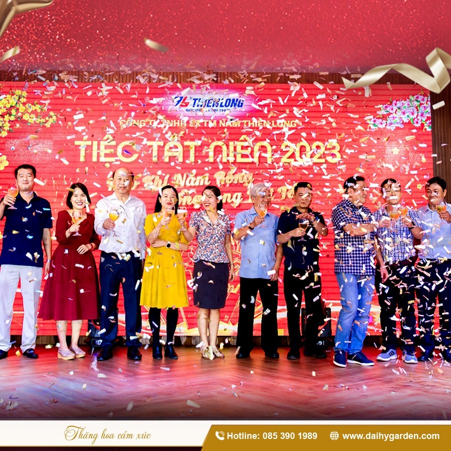 Nâng ly khai xuân tiệc tân niên