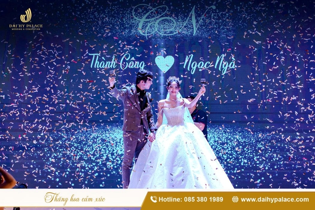 Không gian cưới siêu lãng mạn với pháo hoa kim tuyến