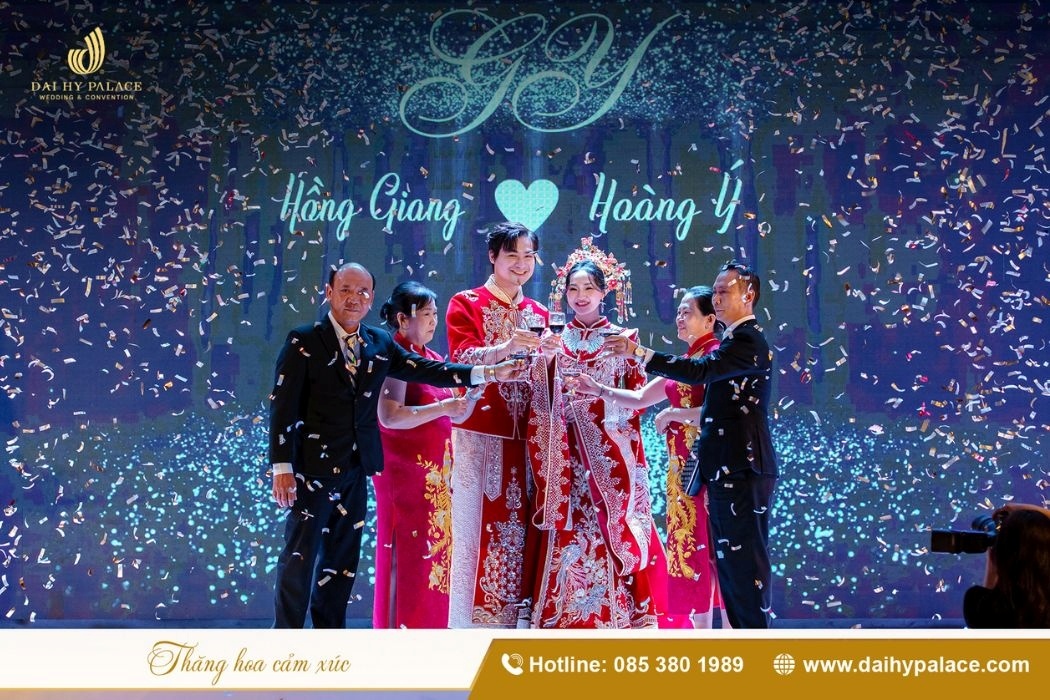 Khoảnh khắc nâng ly chúc mừng trong tiệc cưới