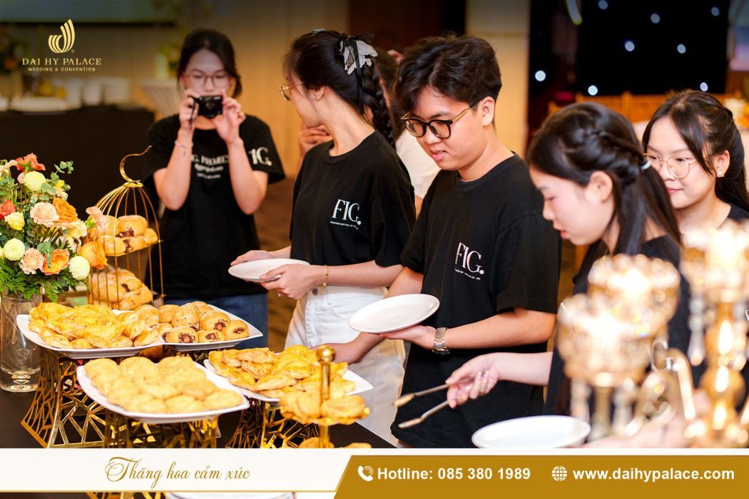 Khách dùng tiệc Teabreak được chuẩn bị bởi đội ngũ Đại Hỷ Palace