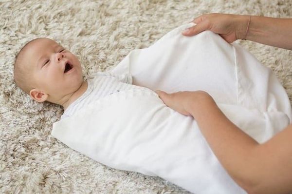 Chuẩn bị trước khi quấn chăn cho bé