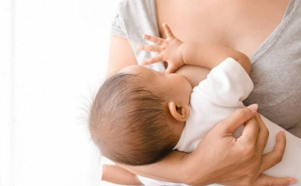 Dấu hiệu bé bú không ra sữa