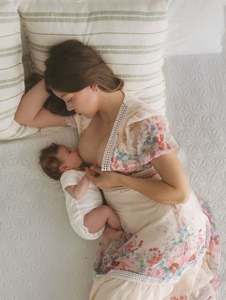 Bé bú mẹ sau 6 tháng vẫn nhận kháng thể tự nhiên