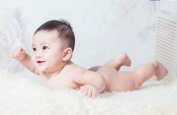 Ngừng quấn chăn khi trẻ có dấu hiệu biết lật