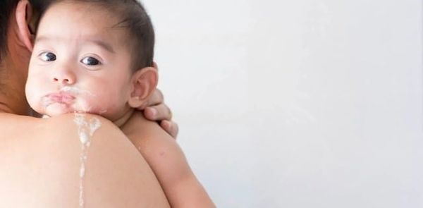Vì sao trẻ sơ sinh hay bị trớ sữa?