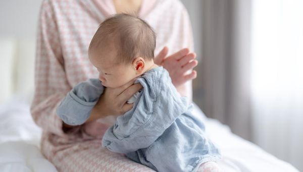 Vỗ ợ hơi cho trẻ sau khi bú