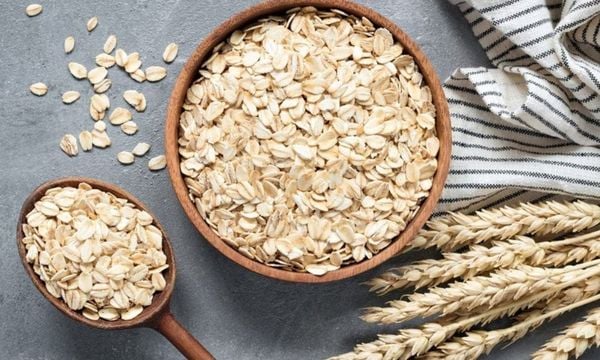 Trung bình 100g yến mạch chứa khoảng 389 calo