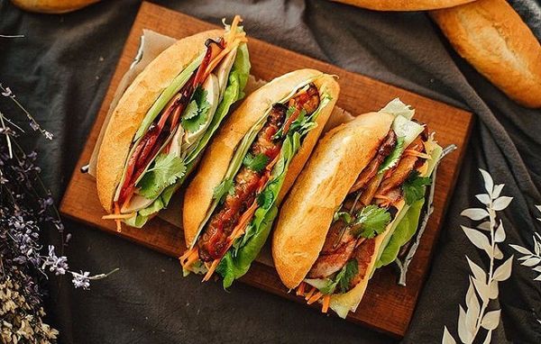 Nên ăn bánh mì vừa phải kết hợp rau xanh và thịt nạc để tránh tăng cân
