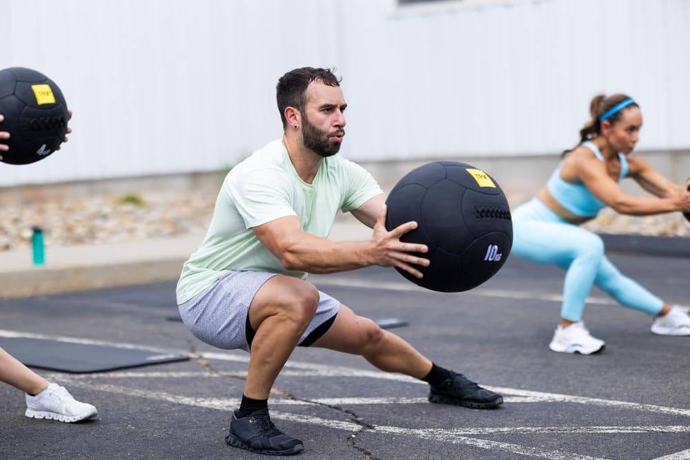 Tập squat với medicine ball