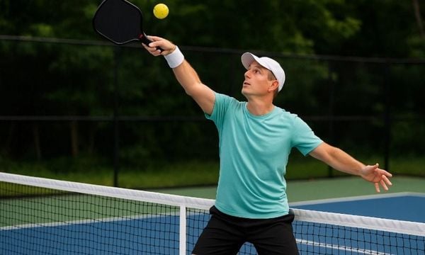 Volley là một cú đánh quan trọng khi chơi pickleball