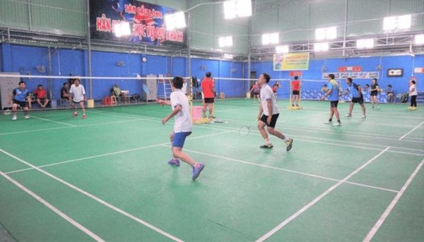 Sân cầu lông Tre Xanh là tổ hợp 2 sân cầu lông lót thảm PVC chuyên dụng