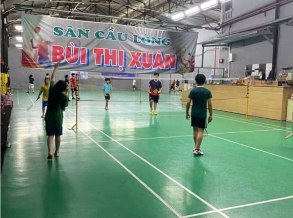 Sân cầu lông Bùi Thị Xuân rộng thoáng, hệ thống chiếu sáng hiện đại