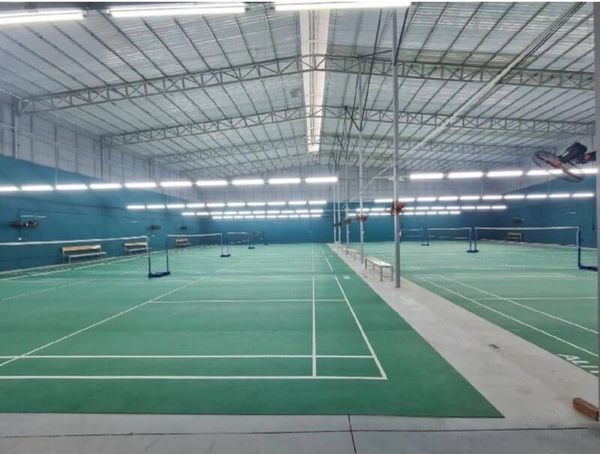 Sân cầu lông Bùi Thị Xuân rộng thoáng, hệ thống chiếu sáng hiện đại