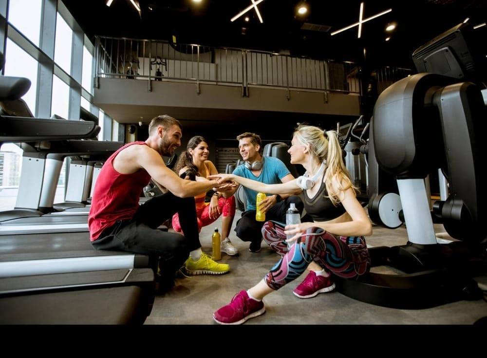 Tập luyện cùng bạn bè giúp tạo động lực và thói quen vận động