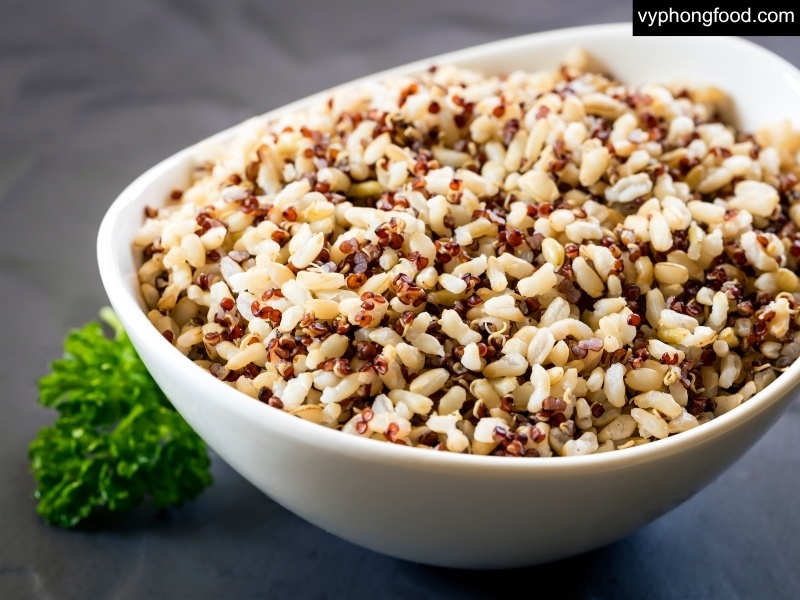 Ly bột ngũ cốc dinh dưỡng GREENMAX Đài Loan pha nóng đặt trên bàn bếp sạch, bên cạnh bát hạt đậu nành, quinoa và hạt chia; ánh sáng tự nhiên; gợi ý bữa sáng thuần chay giàu chất xơ và protein.