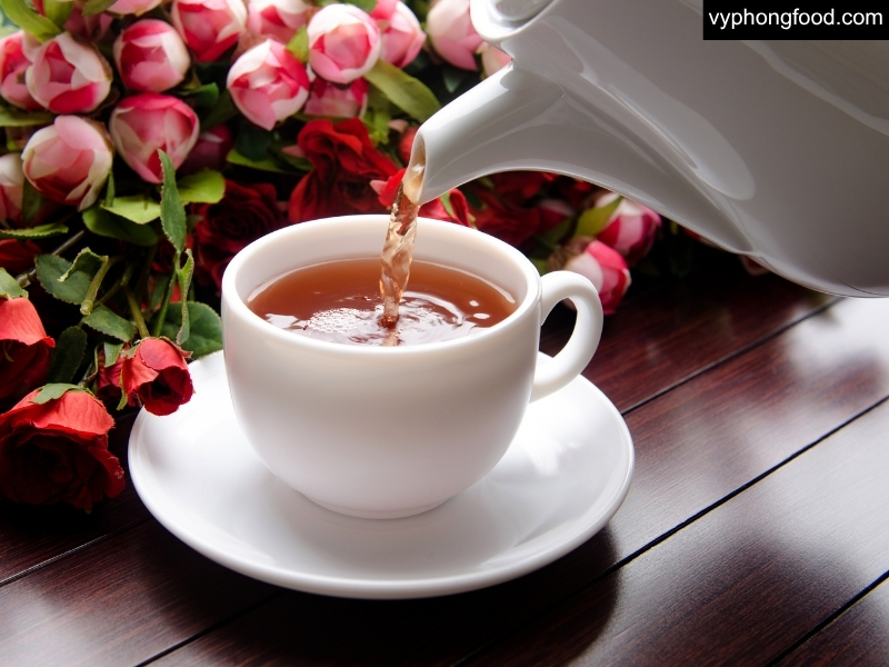 người đang thưởng thức tách hồng trà rooibos african dawn nhập khẩu chính ngạch từ nam phi sau bữa ăn giúp hỗ trợ chức năng gan khỏe mạnh và giảm căng thẳng chuyển hóa