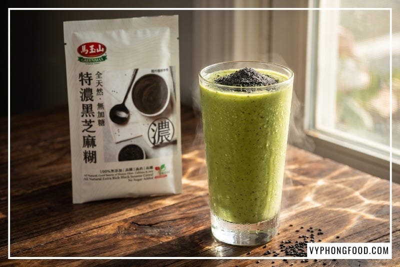 Hình ảnh ly sinh tố hấp dẫn minh họa cho cách dùng bột mè đen kết hợp với chuối, bơ và sữa chua Hy Lạp. Đây là giải pháp hoàn hảo phát huy công dụng của bột mè đen, tạo ra thức uống ngũ cốc dinh dưỡng lợi sữa và ngũ cốc phục hồi sức khỏe sau sinh an toàn. Kèm theo là hình ảnh bao bì bột ngũ cốc dinh dưỡng Greenmax chính hãng.