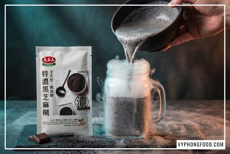 Hình ảnh ly sinh tố hấp dẫn minh họa cho cách dùng bột mè đen kết hợp với chuối, bơ và sữa chua Hy Lạp. Đây là giải pháp hoàn hảo phát huy công dụng của bột mè đen, tạo ra thức uống ngũ cốc dinh dưỡng lợi sữa và ngũ cốc phục hồi sức khỏe sau sinh an toàn. Kèm theo là hình ảnh bao bì bột ngũ cốc dinh dưỡng Greenmax chính hãng.