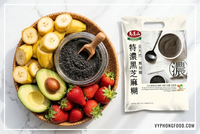 Hình ảnh ly sinh tố hấp dẫn minh họa cho cách dùng bột mè đen kết hợp với chuối, bơ và sữa chua Hy Lạp. Đây là giải pháp hoàn hảo phát huy công dụng của bột mè đen, tạo ra thức uống ngũ cốc dinh dưỡng lợi sữa và ngũ cốc phục hồi sức khỏe sau sinh an toàn. Kèm theo là hình ảnh bao bì bột ngũ cốc dinh dưỡng Greenmax chính hãng.