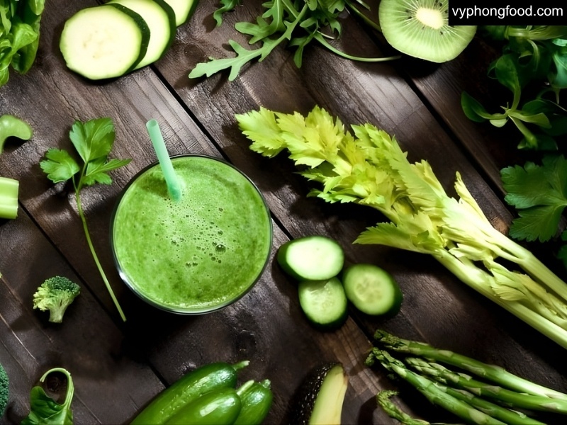 Ly bột ngũ cốc dinh dưỡng GREENMAX Đài Loan pha nóng trên bàn bếp sạch, cạnh bát hạt ngũ cốc.